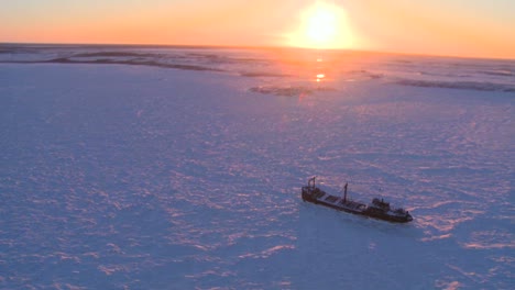 Hermosa-Antena-De-Un-Barco-Atrapado-En-El-Hielo-De-La-Congelada-Bahía-De-Hudson-Churchill,-Manitoba,-Canadá-1