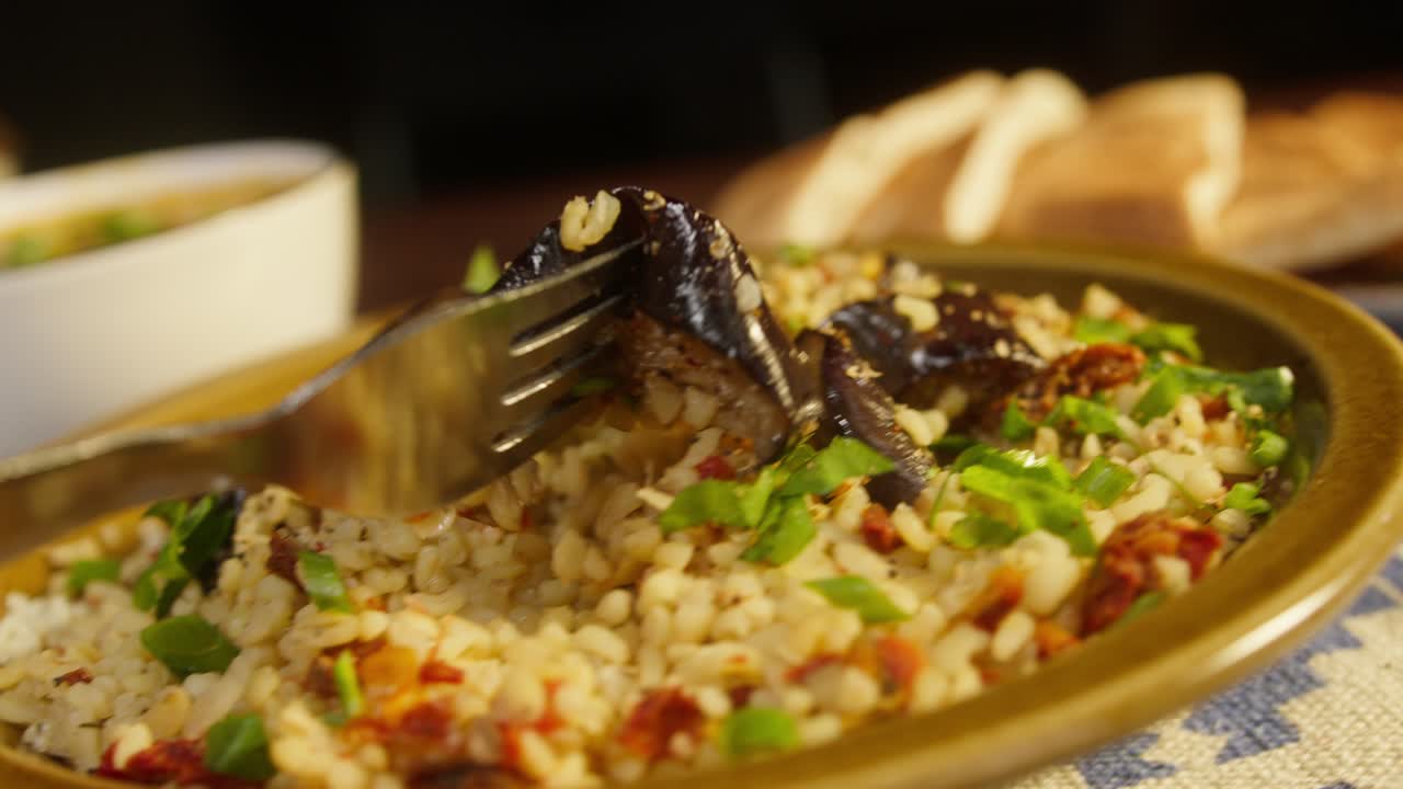 comer verdor en bulgur con berenjena de primer plano. cultura tradicional de oriente medio. delicioso arroz con carne. cocina árabe. concepto de comida casera