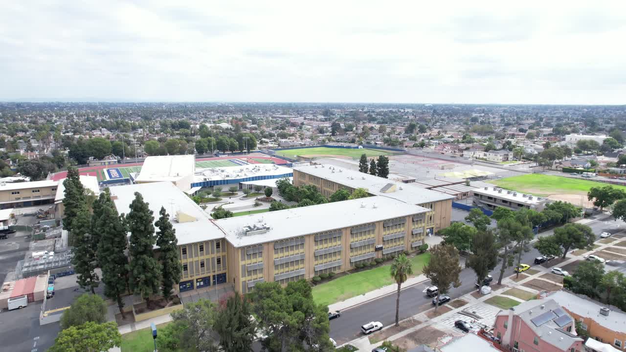 crenshaw high school escuela secundaria pública vista aérea sobre el edificio