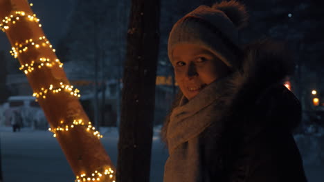 mujer feliz junto al fuego en la noche de invierno