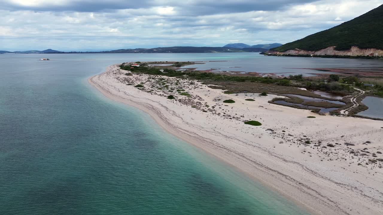 Filmato cinematografico con drone delle esclusive penisole di Vagia e dello storico Castello di Griva vicino a Lefkada, Grecia. Splendido paesaggio costiero con acque turchesi e lagune. Ideale per film di viaggio
