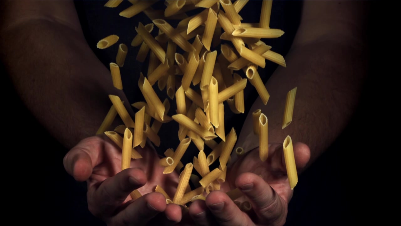 Penne crude che cadono nelle mani al rallentatore