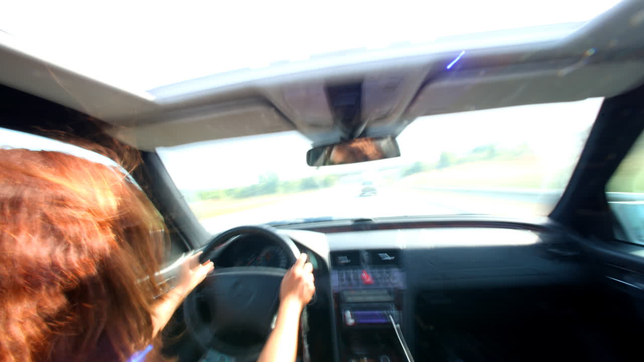 운전하는 여자 06