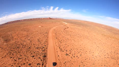 Faszinierender-Drohnenflug-über-Dem-Legendären-Monument-Valley,-Arizona