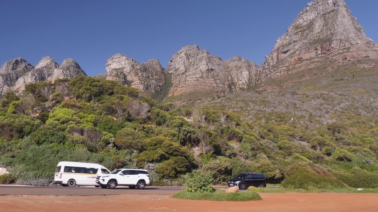 tráfico de carretera frente a montañas escarpadas y escarpadas en ciudad del cabo