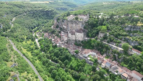 Zurückziehen-Der-Drohne-Aus-Der-Luft,-Rückwärtsgang,-Enthüllung-Von-Rocamadour,-Frankreich