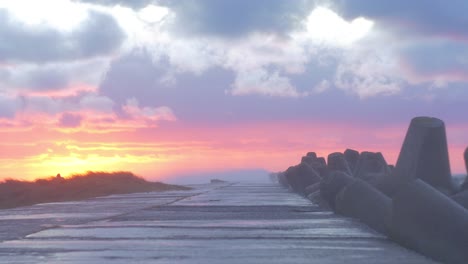 Stürmische-Meereswellen,-Die-Im-Sonnenuntergang-Auf-Den-Hafenpier-Treffen