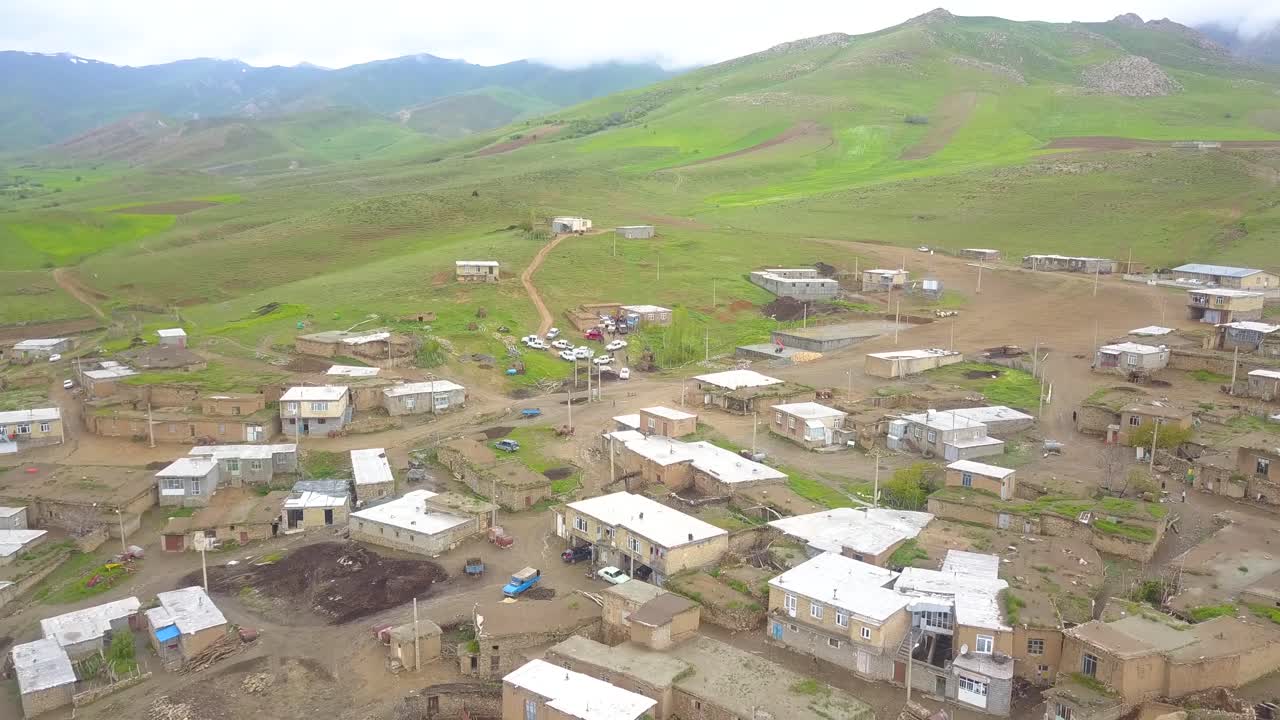 산기슭에 있는 마을