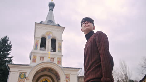 hombre frente a una iglesia