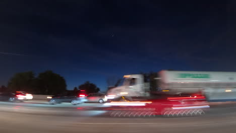 conduciendo por la carretera durante la hora punta - lapso de tiempo