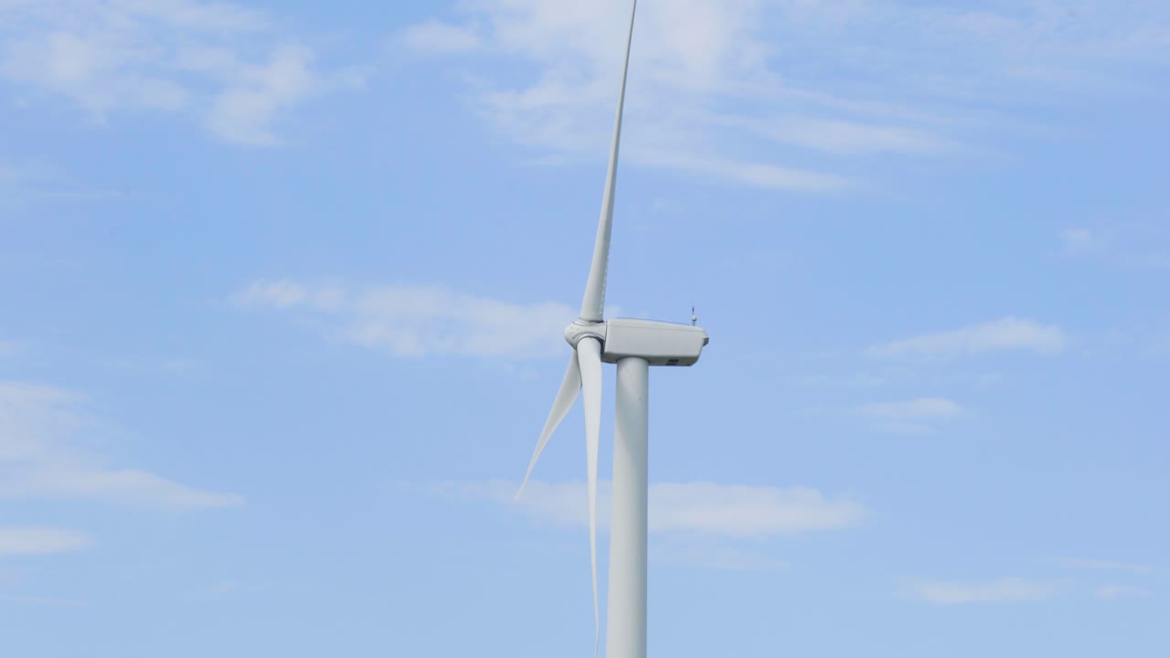 푸른 하늘을 배경으로 깨끗하고 지속 가능한 풍력 터빈 전기 에너지 발전기