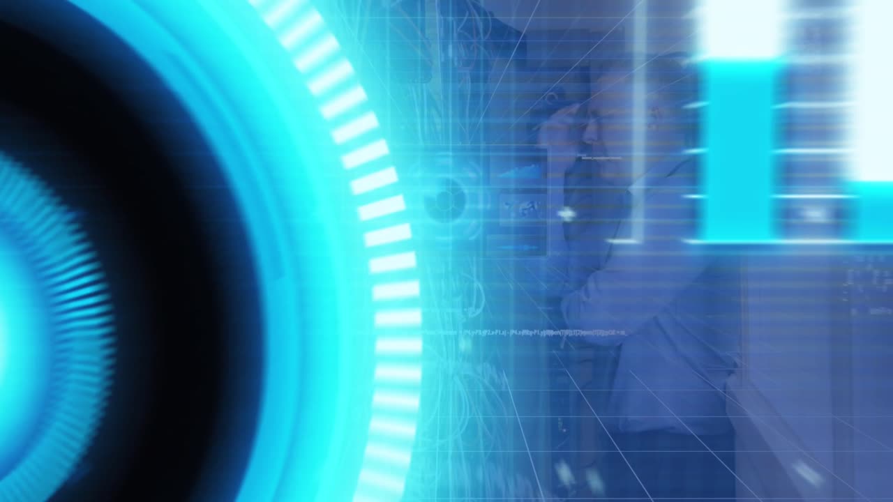 animación de escáner redondo y procesamiento de datos sobre ingeniero masculino caucásico trabajando en la sala de servidores