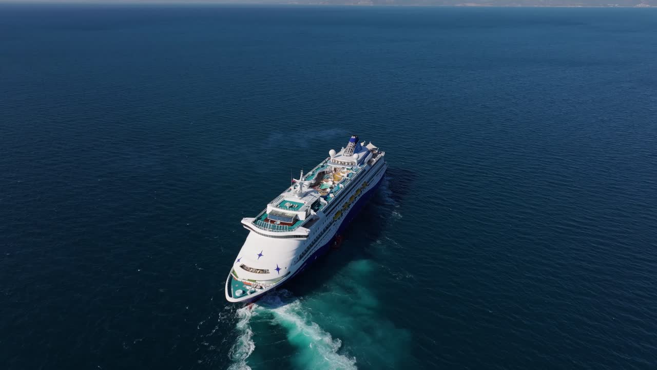 Maestosa nave da crociera che solca il Mar Egeo turchese vicino a Kusadasi, Turchia