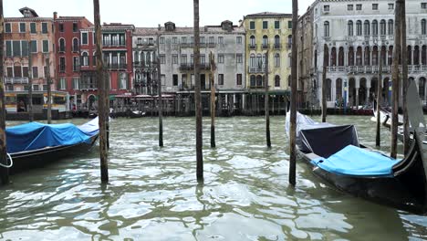 Festgemachte-Gondeln-Schweben-Neben-Dem-Canal-Grande-In-Venedig