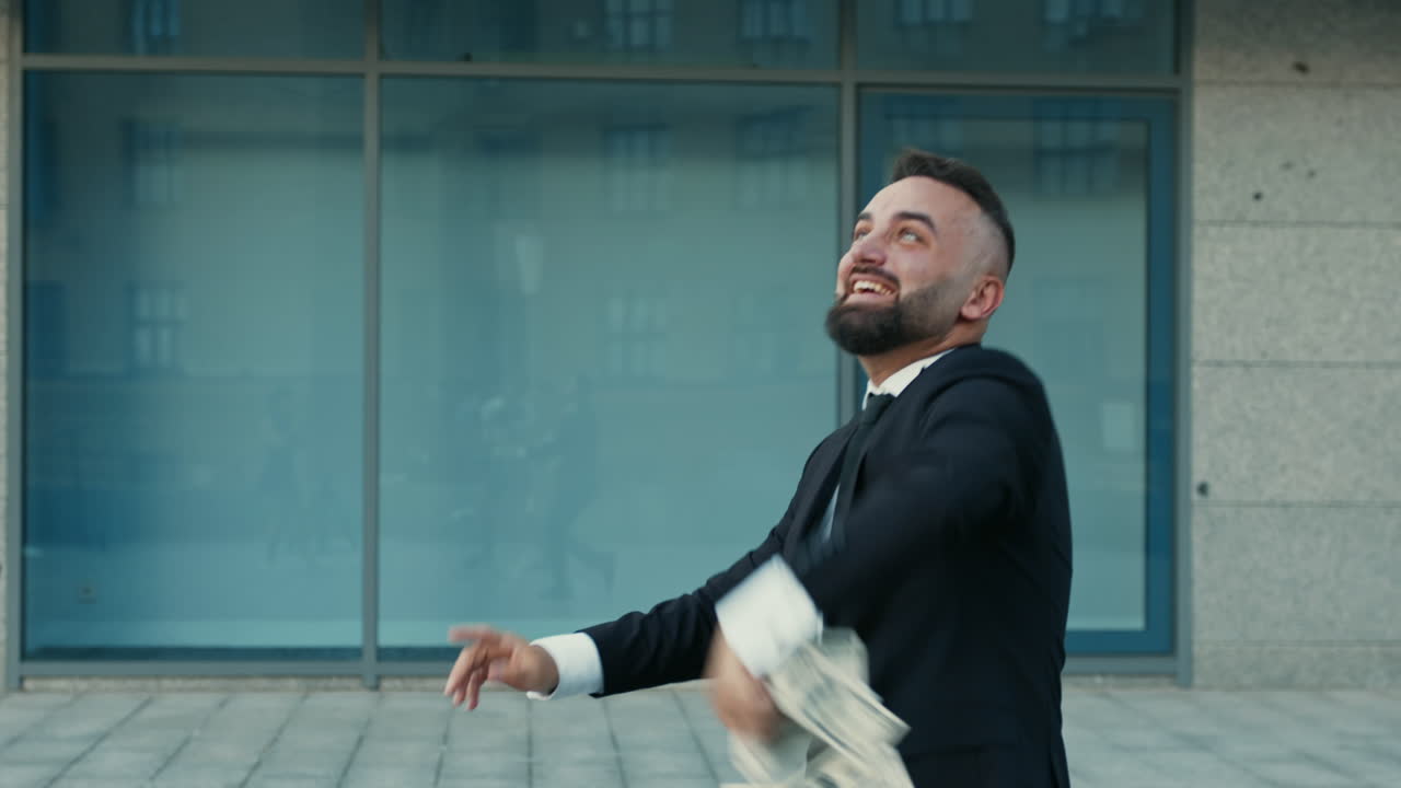 un hombre de negocios feliz arrojando dinero.