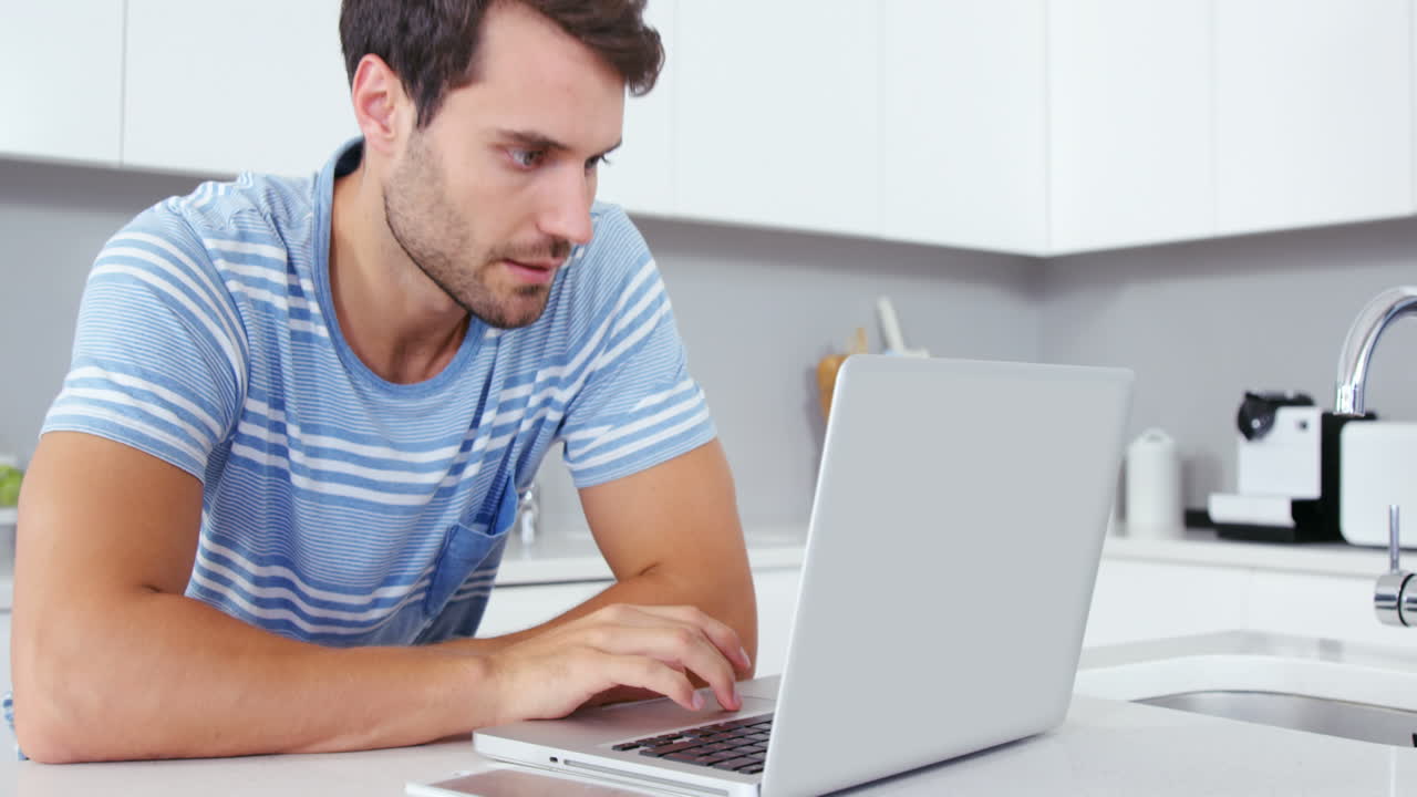 hombre molesto usando una computadora portátil