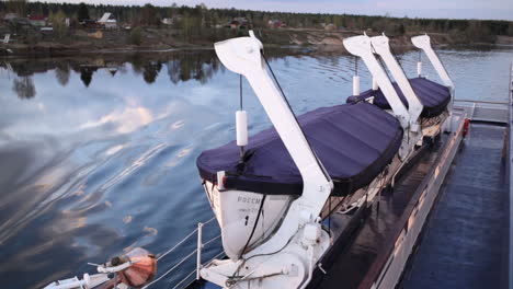 Botes-De-Rescate-En-El-Crucero