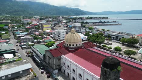 toma aérea giratoria de drones de la iglesia catedral vintage en el centro de la ciudad costera de virac, catanduanes