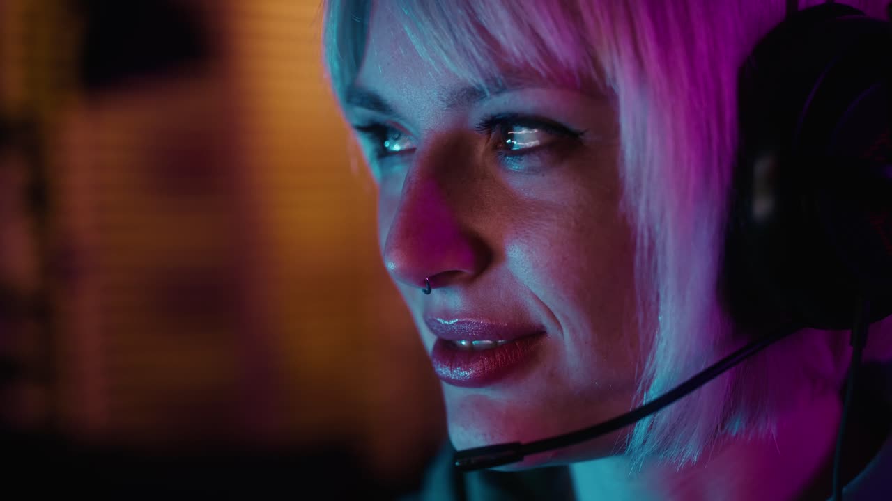 젊은 백인 여성이 네온 번개 사이에서 밤에 게임을 하고 있습니다.