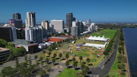 Vista-Aérea-Del-Parque-Langley-En-Riverside-Drive-A-Orillas-Del-Río-Swan-En-Perth,-Australia-Occidental