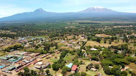 vista aérea de drones mercado al aire libre en la ciudad de loitokitok, kenia y monte kilimanjaro- pueblo rural de kenia