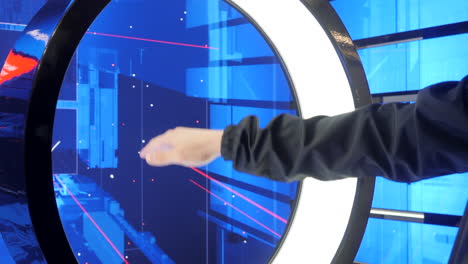 mano interactuando con una pantalla interactiva futurista