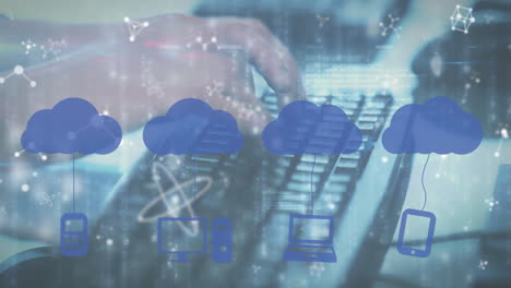 animación de nubes digitales con dispositivos electrónicos sobre la persona que escribe en el teclado de la computadora