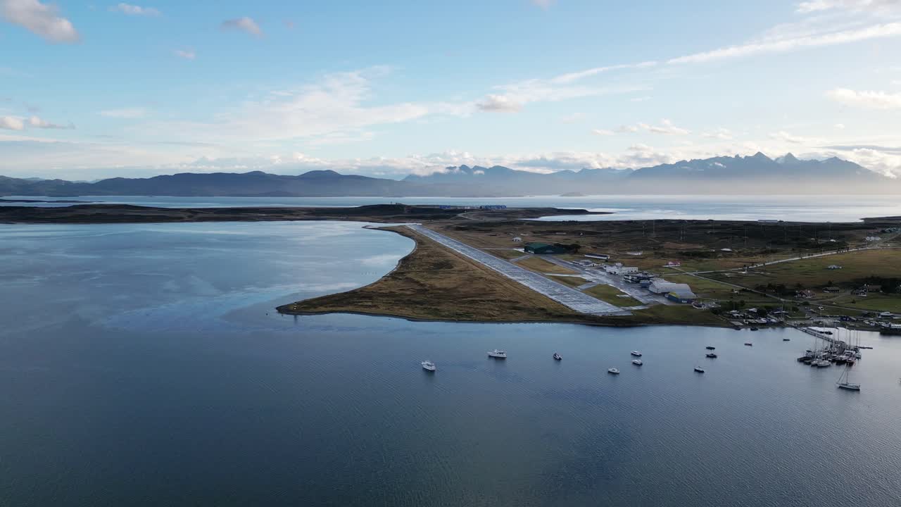 대서양과 태평양 사이의 아르헨티나 우수아이아 자연 통로인 마젤란 해협의 항해 가능한 항로 위의 공중 드론 팬