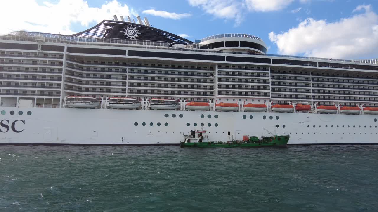 크루즈 선박과 견인선