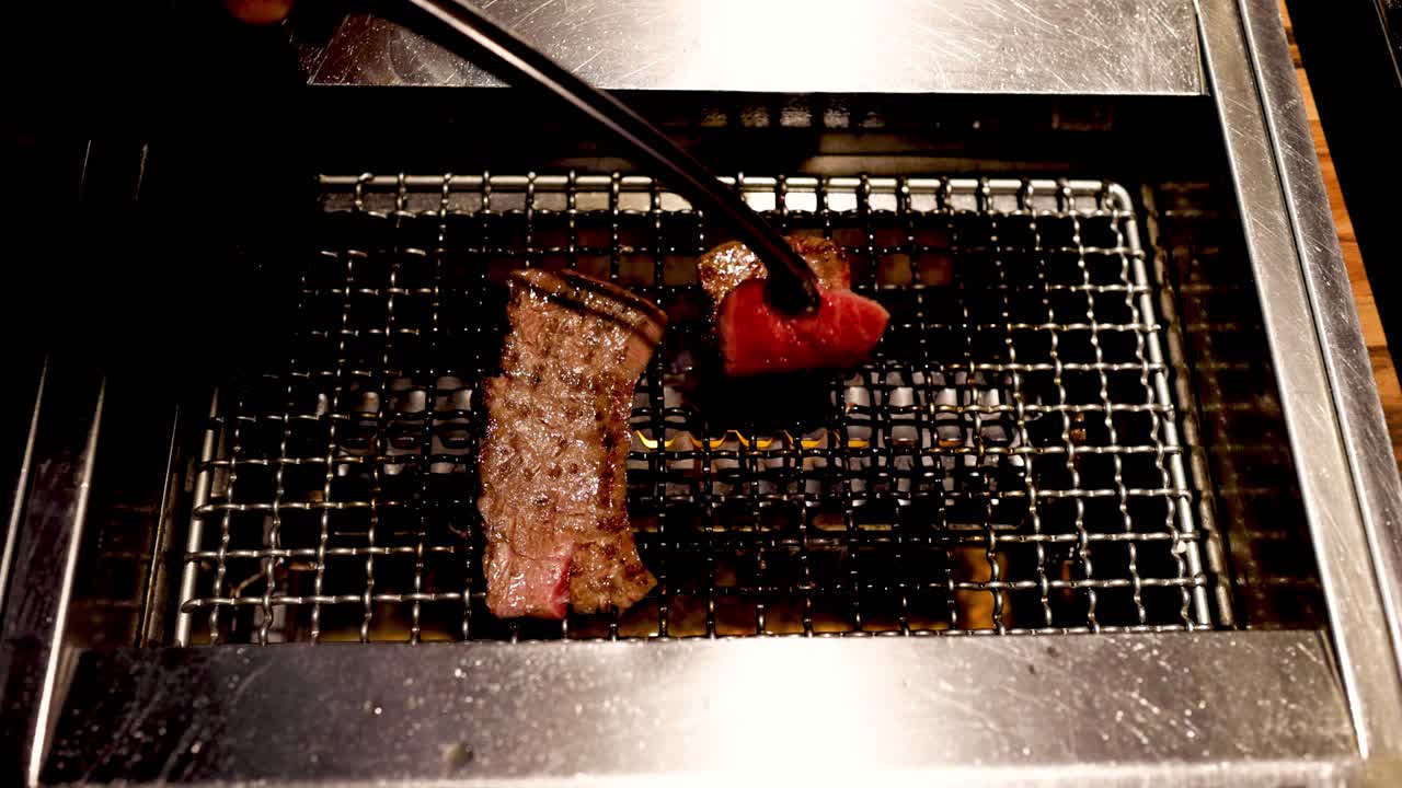 나무 석탄 불꽃 위에서 고기를 순차적으로 는 것