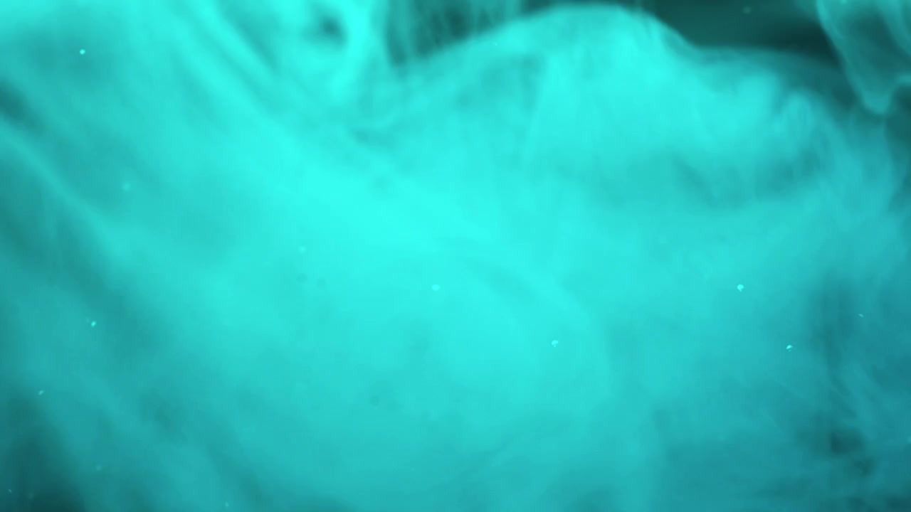 Elegantes volutas de humo azul y partículas sobre fondo negro
