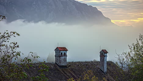 Nebel-Hüllt-Im-Zeitraffer-Anmutig-Das-Dach-Eines-Alten-Mittelalterlichen-Hauses-Ein