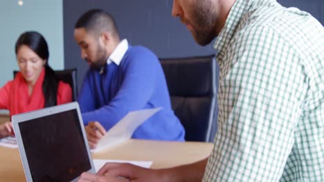 ejecutivo de negocios masculino usando computadora portátil