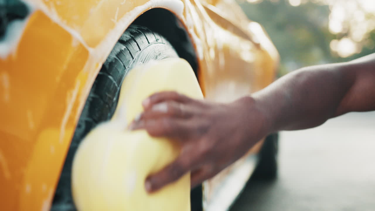 lavando un coche amarillo