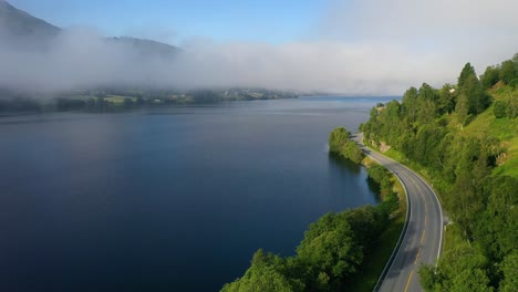 Luftaufnahmen-Schöne-Natur-Norwegen-über-Den-Wolken.