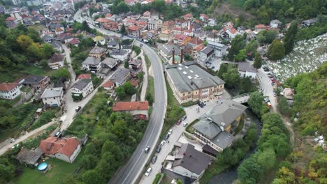la ciudad de travnik en el camino