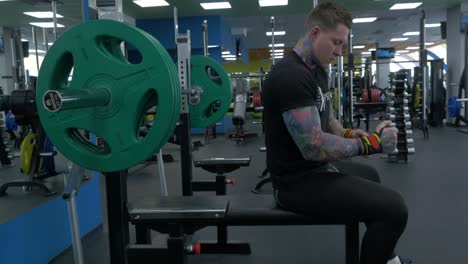 hombre realizando un ejercicio de prensa de banco en un gimnasio