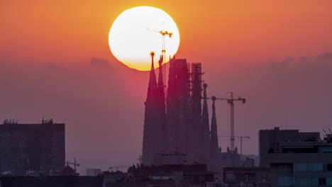 Timelapse-Del-Amanecer-Detrás-Del-Templo-De-La-Sagrada-Familia-En-Barcelona,-Cataluña