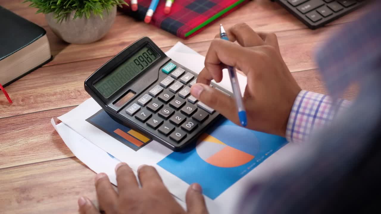 persona que utiliza la calculadora y los documentos