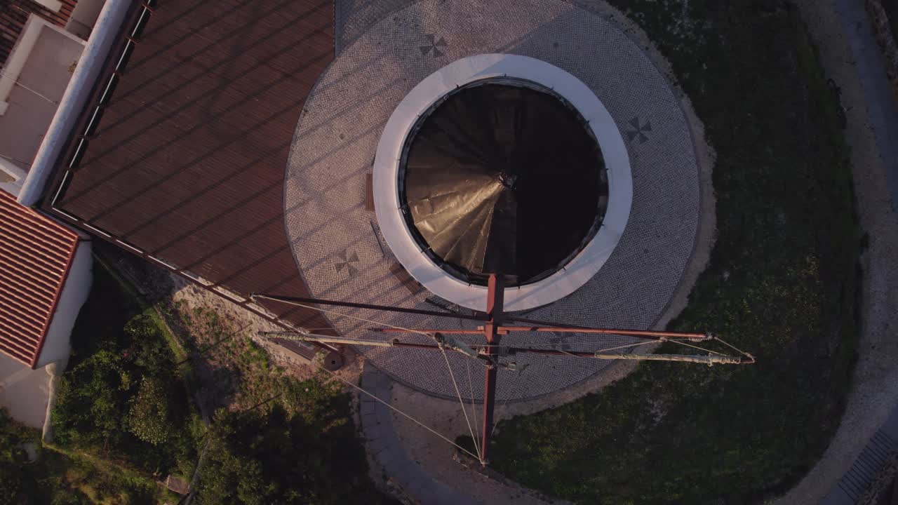 포르투갈 의 해가 뜨는 동안 전통적 인 odeceixe 밀 의  ⁇  아래 사진, 공중 사진