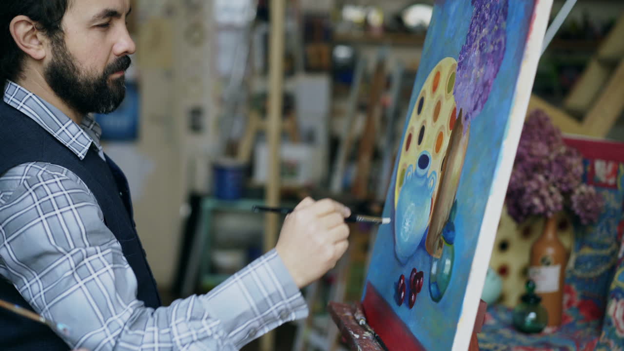 스튜디오에서 그림 그리는 예술가