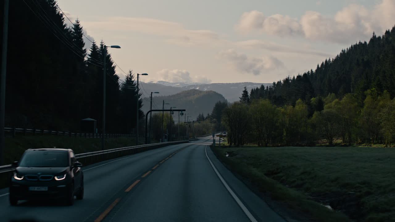 지나가는 자동차와 함께 웨스트랜드 시골의 작은 고속도로를 따라 천천히 촬영