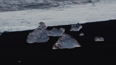 Zeitrafferaufnahmen-Von-Kristallklaren-Eisbergen-Am-Schwarzen-Sandstrand-In-Island