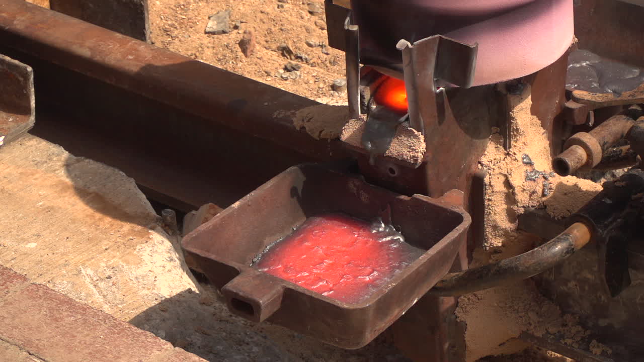 철로를 위한 녹은 강철의 근접 촬영