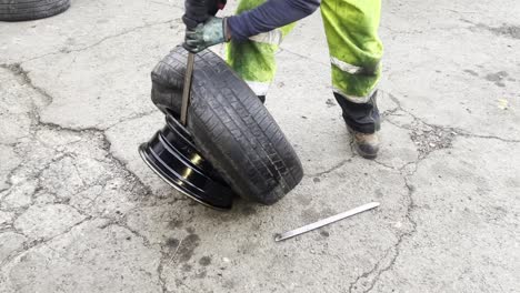 hombre mexicano trabajando como asistencia en carretera