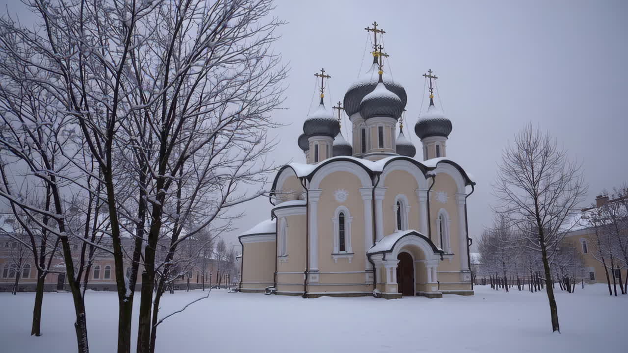 Snødekt ortodoks kirke om vinteren