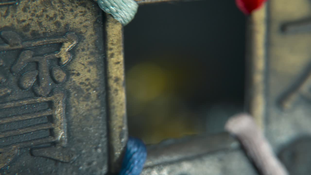 중국 고대 전통 행운 동전, 아시아 새해 장식, 황금 반이는 흐릿한 배경, 사각형 구, 빨간 줄, 문화 휴일, 부드러운 느린, 오른쪽 4k 비디오