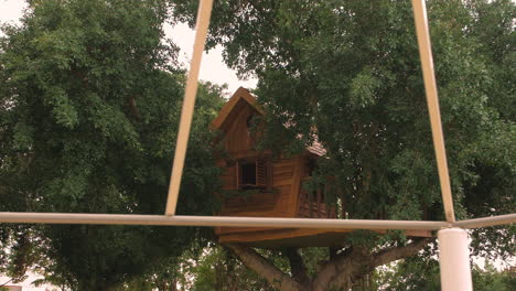 Baumhaus-Aus-Holz-Für-Kinder,-Das-Von-Ihrem-Vater-Im-Garten-Des-Hauses-Gebaut-Wurde.-Das-Baumhaus-Wurde-Von-Einem-Professionellen-Tischler-Mit-Liebe-Zum-Kleinsten-Detail-Und-Einem-Hohen-Maß-An-Sicherheit-Gebaut