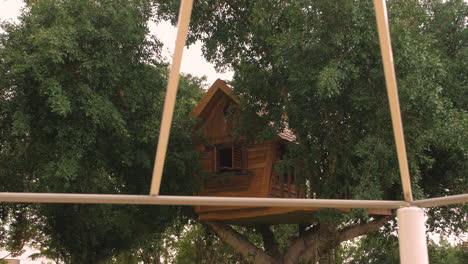 casa en el árbol de madera para niños construida por su padre en el jardín de la casa, la casa en el árbol fue creada por un carpintero profesional con atención a los más pequeños detalles y un alto nivel de seguridad