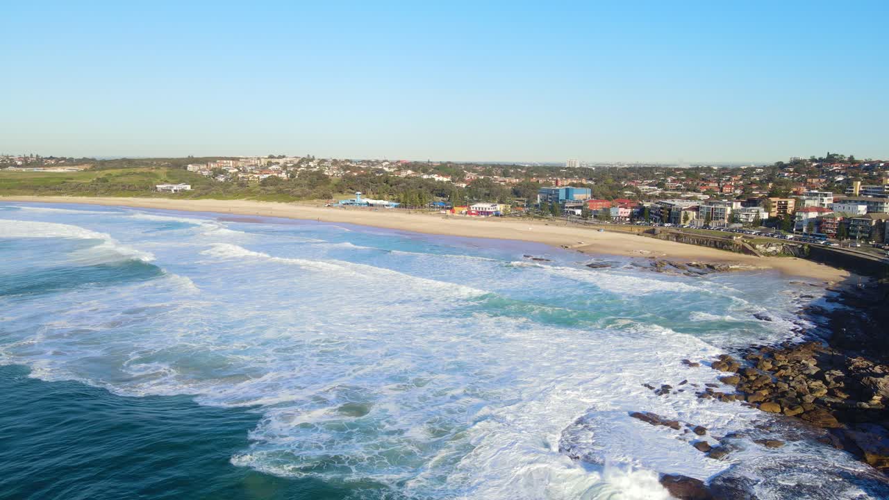 Onde oceaniche spumeggianti - Splendido paesaggio urbano di Maroubra sulla costa a Sydney, Australia